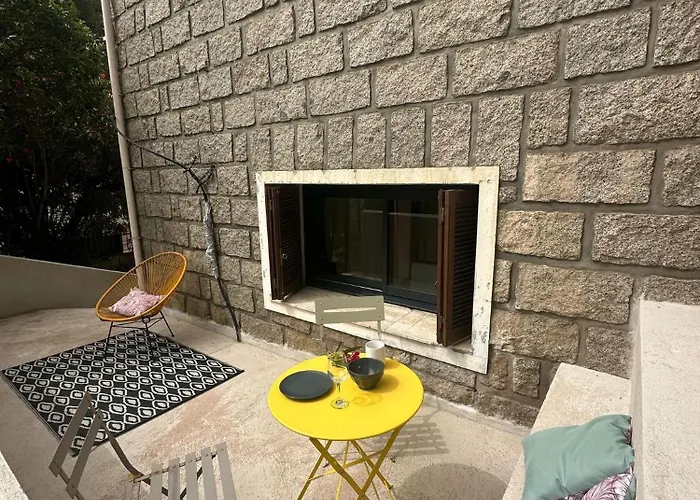 Beau Au Pied De La Cidatelle